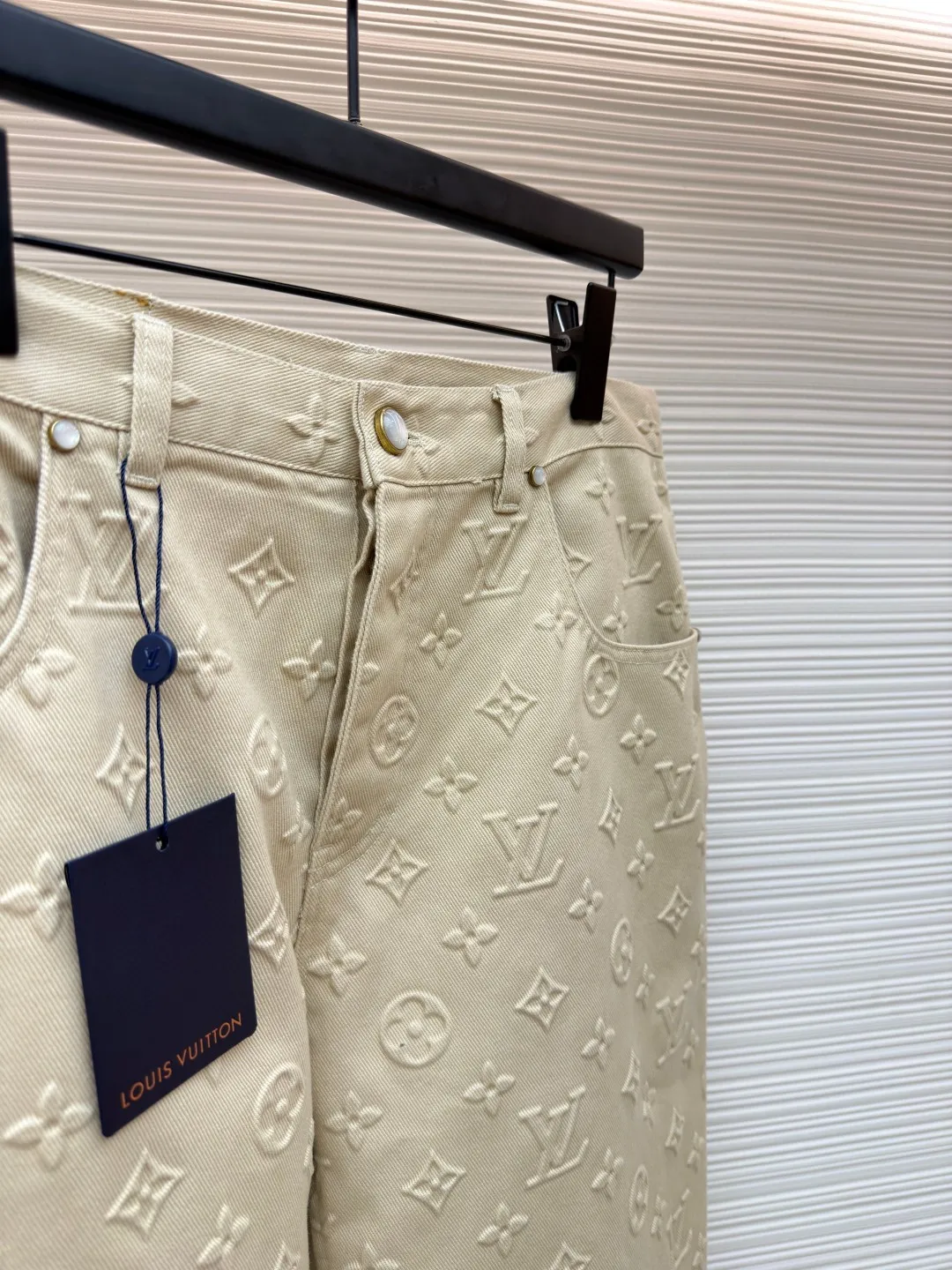 LOUIS VUITTON fully embossed denim trousers ●Original version: Purchased and developed by 16599 ●Item number: 1680985-B75 ●Fabric: Denim denim fabric ●Technology: embossed embossing ●Version: fitted version ●Weight: about 940 grams ●Size: S-M-L-XL ●Description: Made of customized denim fabric, monogram three-dimensional embossing all over, classic brand logo pattern on the front and back, brown brand embossed leather tag on the back waist, white engraved beaded buttons, and white beaded nails on the pockets. It can be matched with tops of the same season to create a fashionable look. Customized accessories, complete with three labels, same style for men and women!